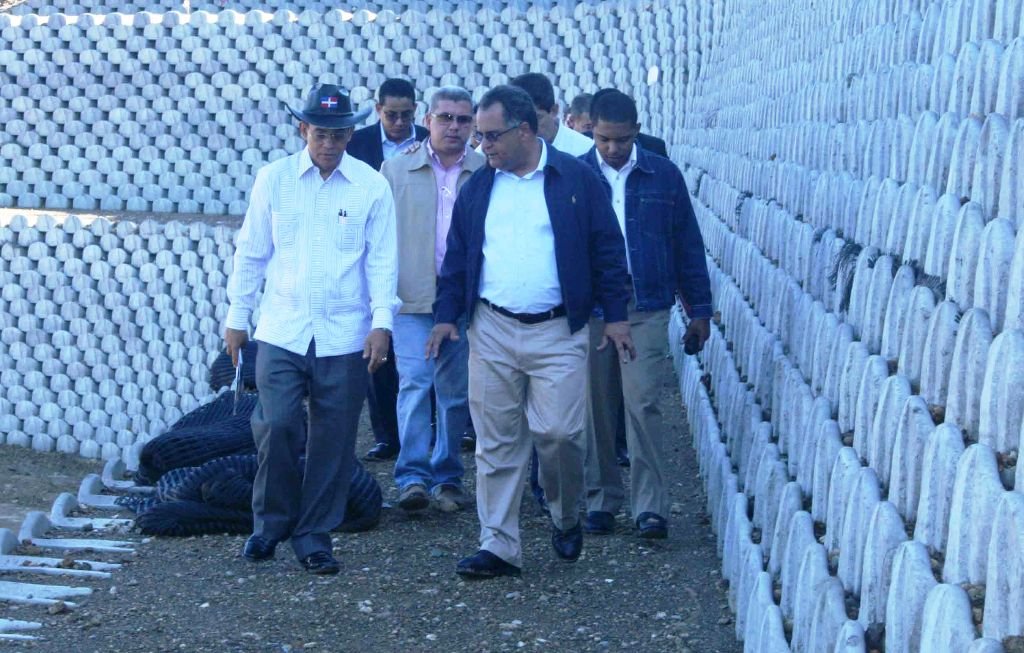 Recorrido por la obra de Borojol el senador de Espaillat Dr. José Rafael Vargas, el Ing. Cesar Fernández (Director de la Comisión Presidencial del Desarrollo Provincial), y el ingeniero Luís Wilfredo Sifres (director general de la Oficina Supervisora de Obras del Estado).
